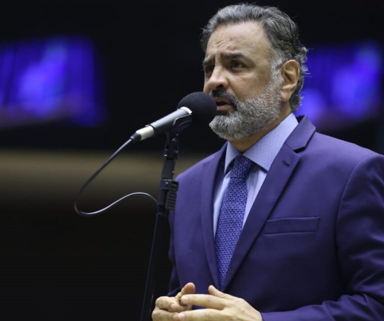 Aécio lamenta a morte de Eduardo Barbosa