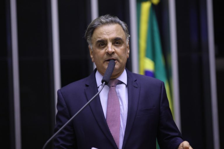 Aécio discursa nos 35 Anos da Constituição Federal