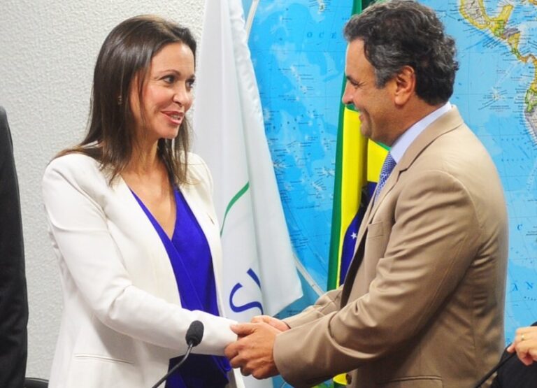 Aécio critica omissão de Lula ao não reconhecer Nobel da Paz concedido à venezuelana María Corina Machado