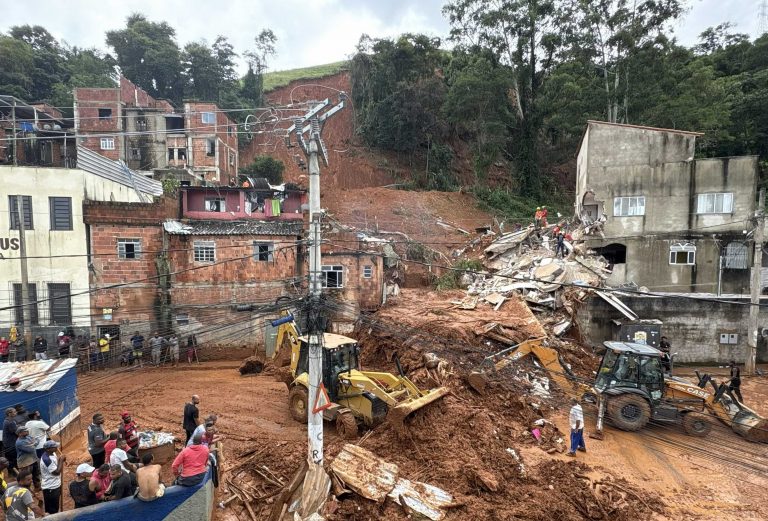 Aécio e Paulo Abi-Ackel apresentam projeto de lei que garante auxílio emergencial a atingidos pelas chuvas