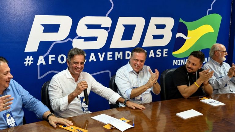 PSDB de Minas Gerais reúne Aécio e lideranças em convenção