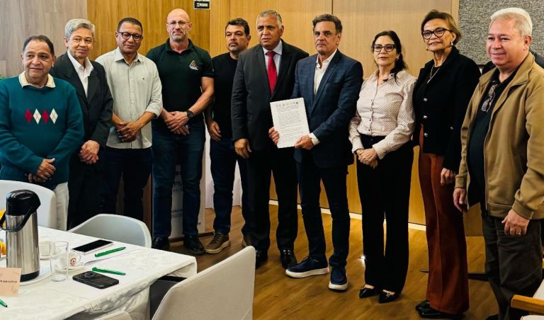 Aécio Neves ouve demandas de militares e relembra avanços na segurança em Minas