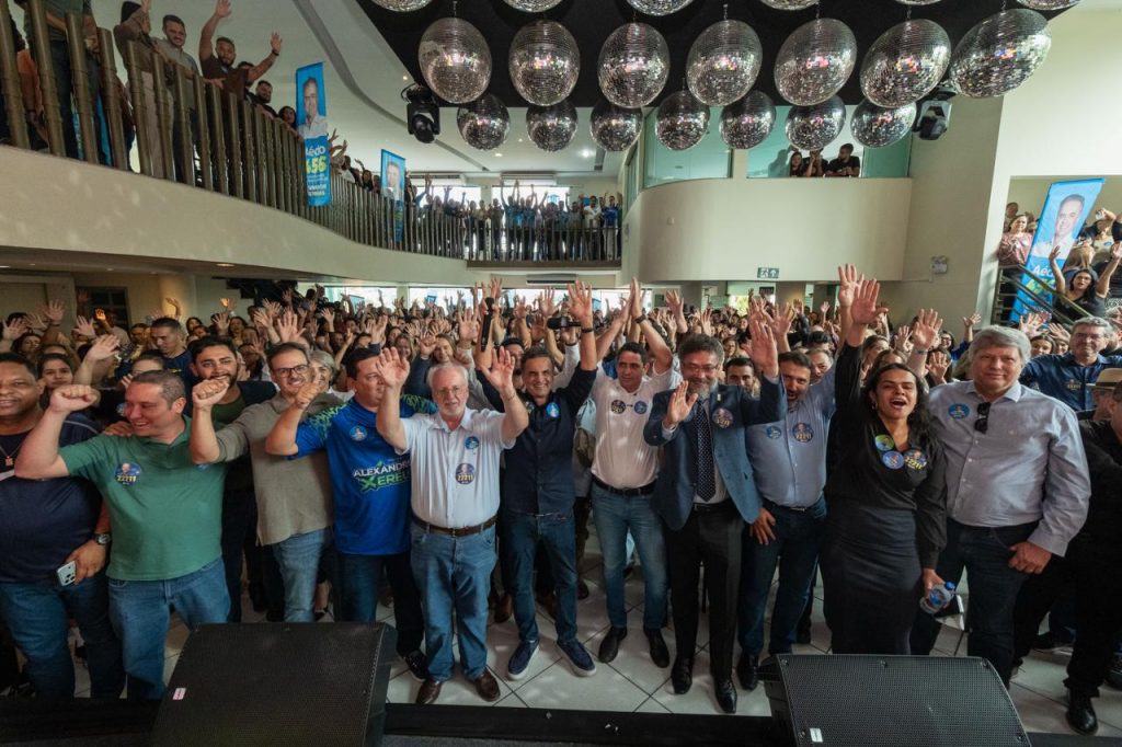 Aécio recebe o apoio do prefeito de Betim e de lideranças políticas do município