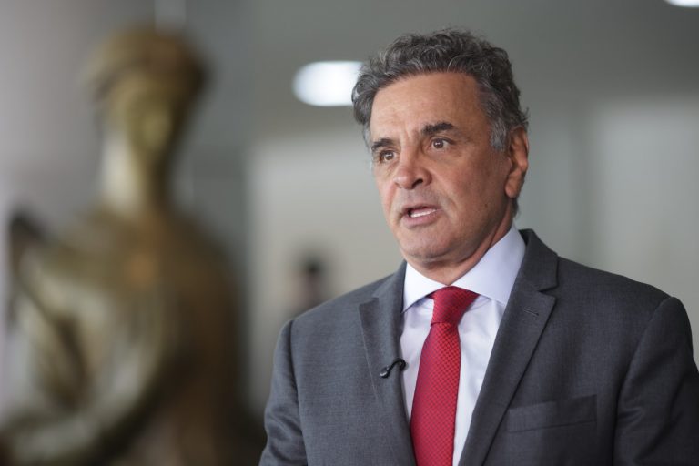 Aécio cumprimenta Lula pela reeleição